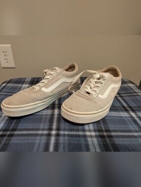 Classic Vans Low-Top Canvas Sneakers in Beige with White Stripe